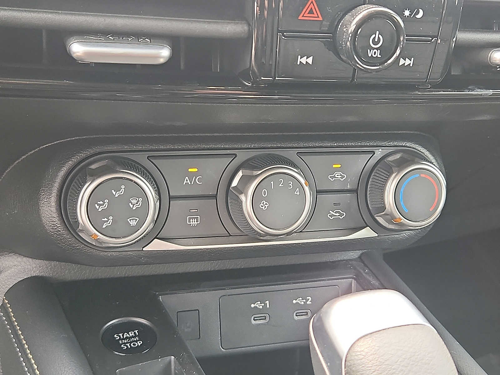 Used 2025 Nissan Kicks SV AWD/4WD image 15