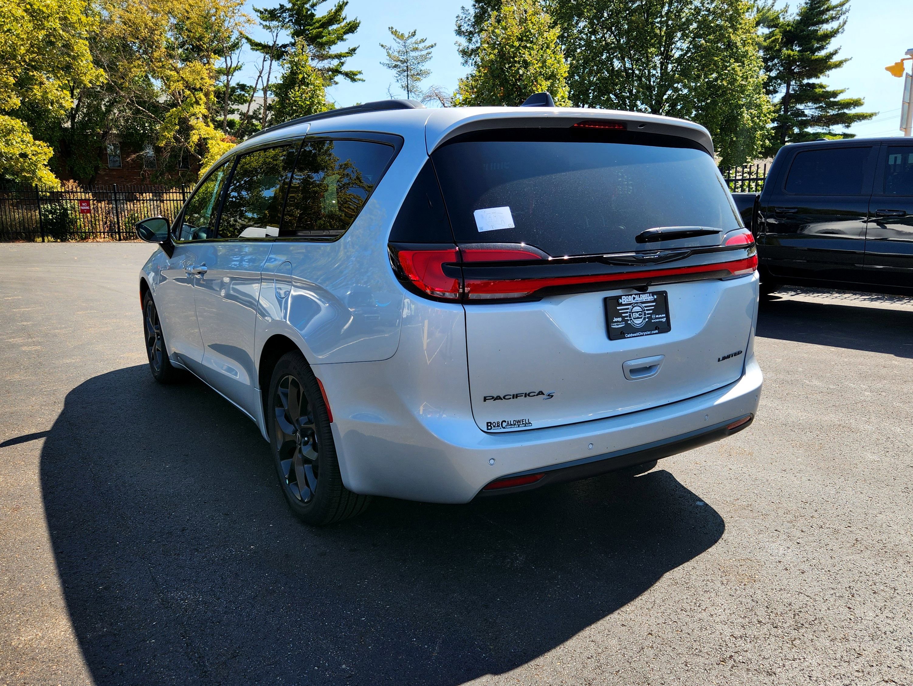 New 2026 Chrysler Pacifica Limited w/ Uconnect Theater Family Group image 7