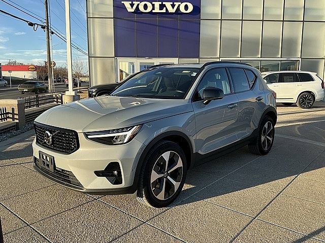 Used 2025 Volvo XC40 B5 Plus image 3