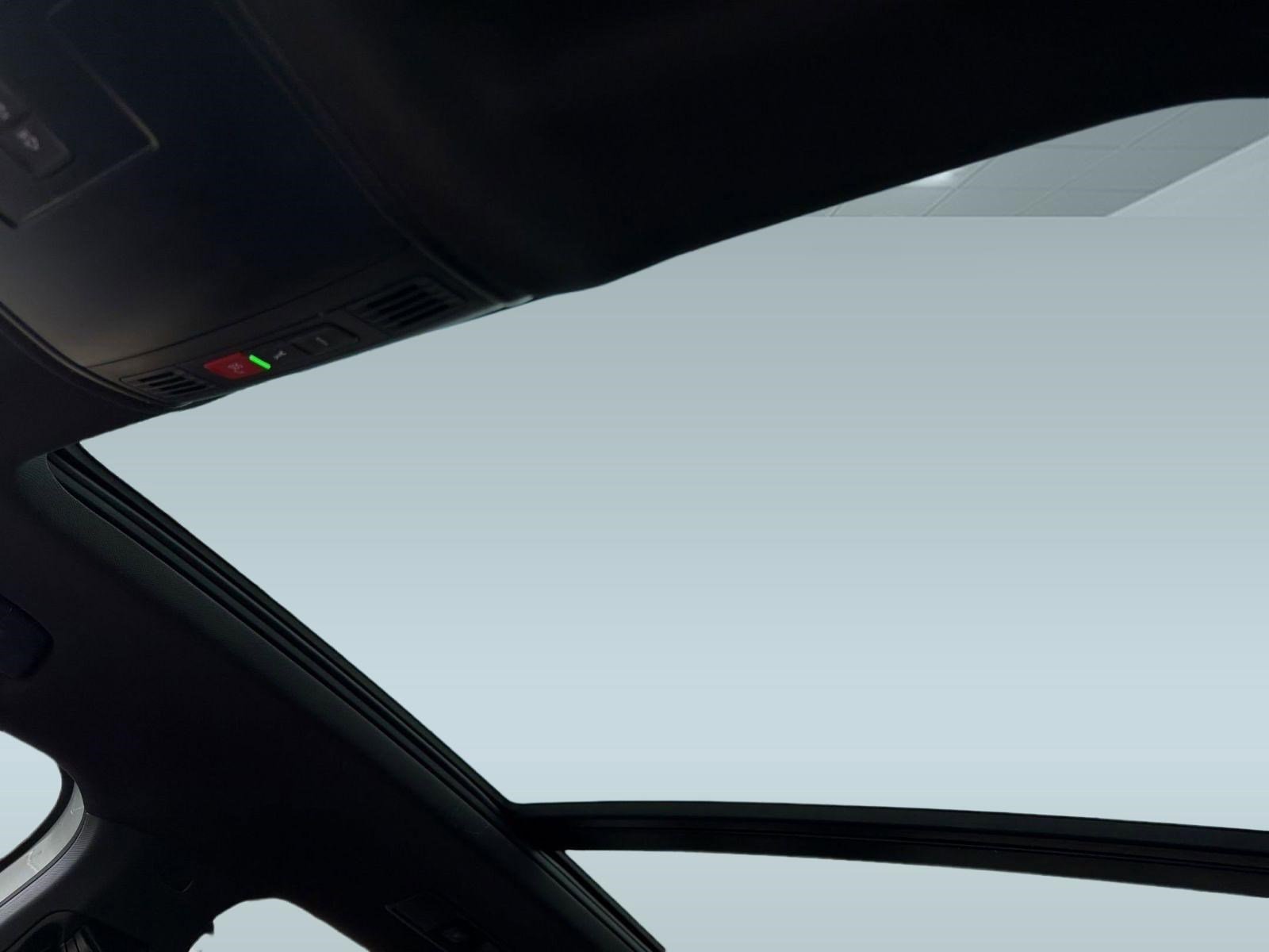 Used 2022 Volkswagen Tiguan SE R-Line image 16