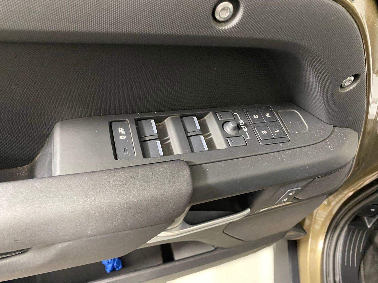 Used 2025 Land Rover Defender 110 S image 11