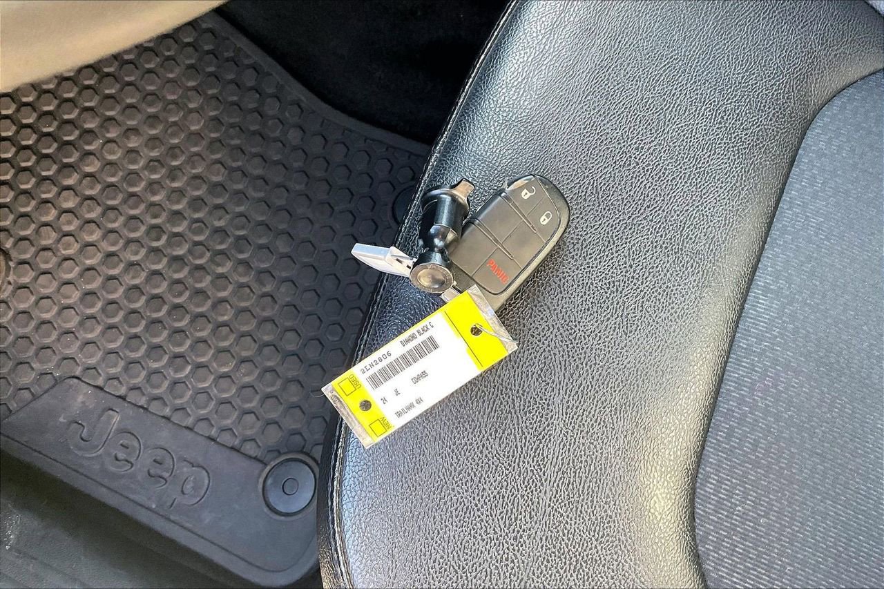 Used 2024 Jeep Compass Trailhawk image 32