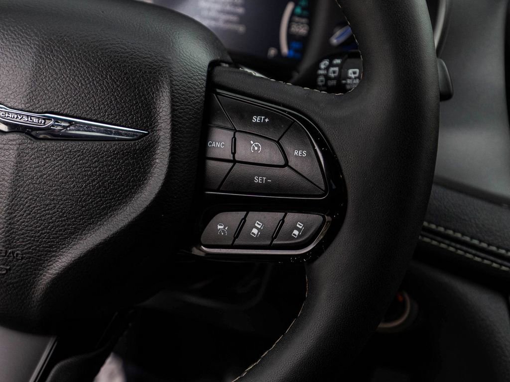 Used 2024 Chrysler Pacifica Limited FWD image 21
