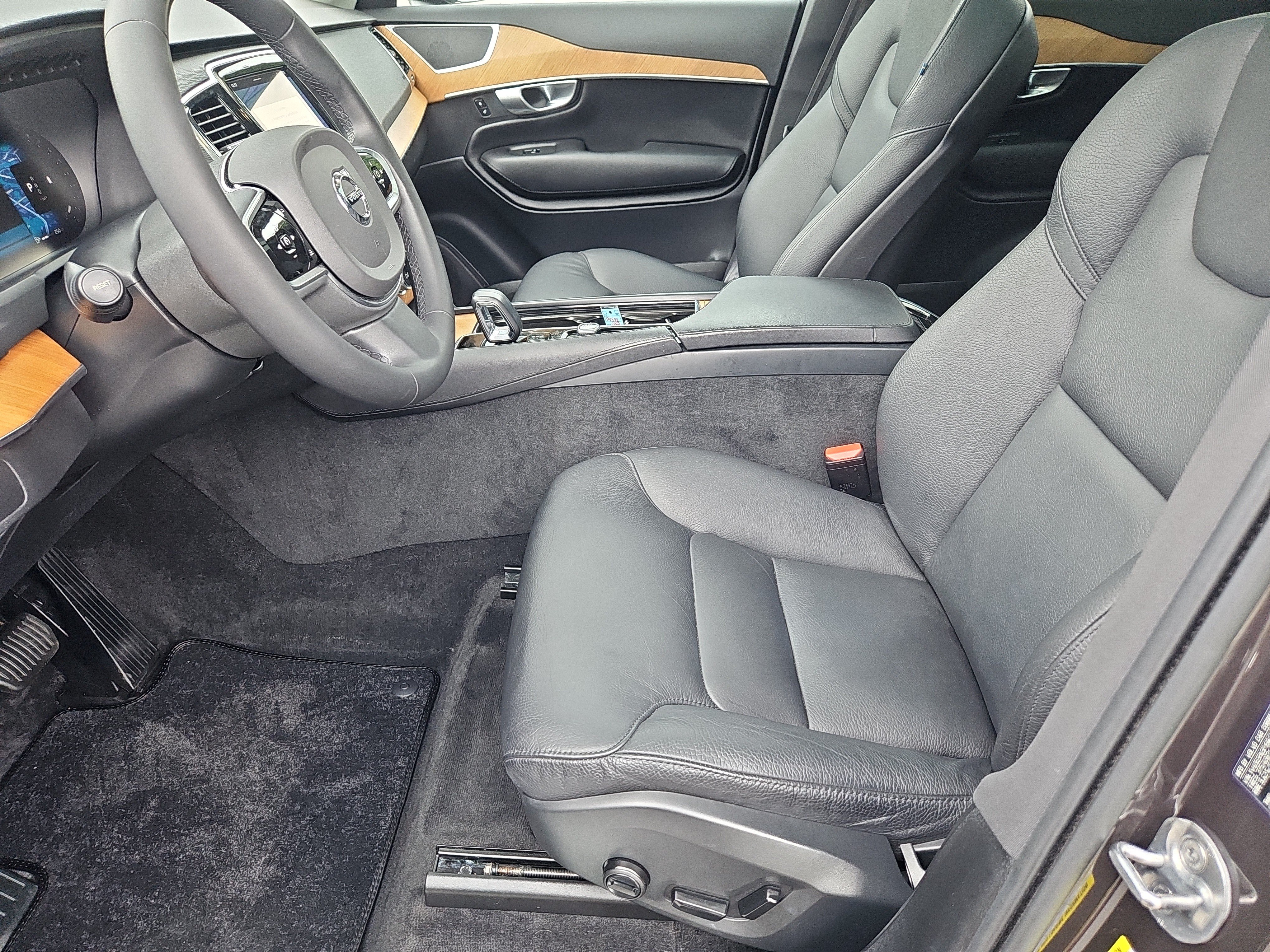 Used 2023 Volvo XC90 B6 Plus w/ Protection Package AWD/4WD image 32