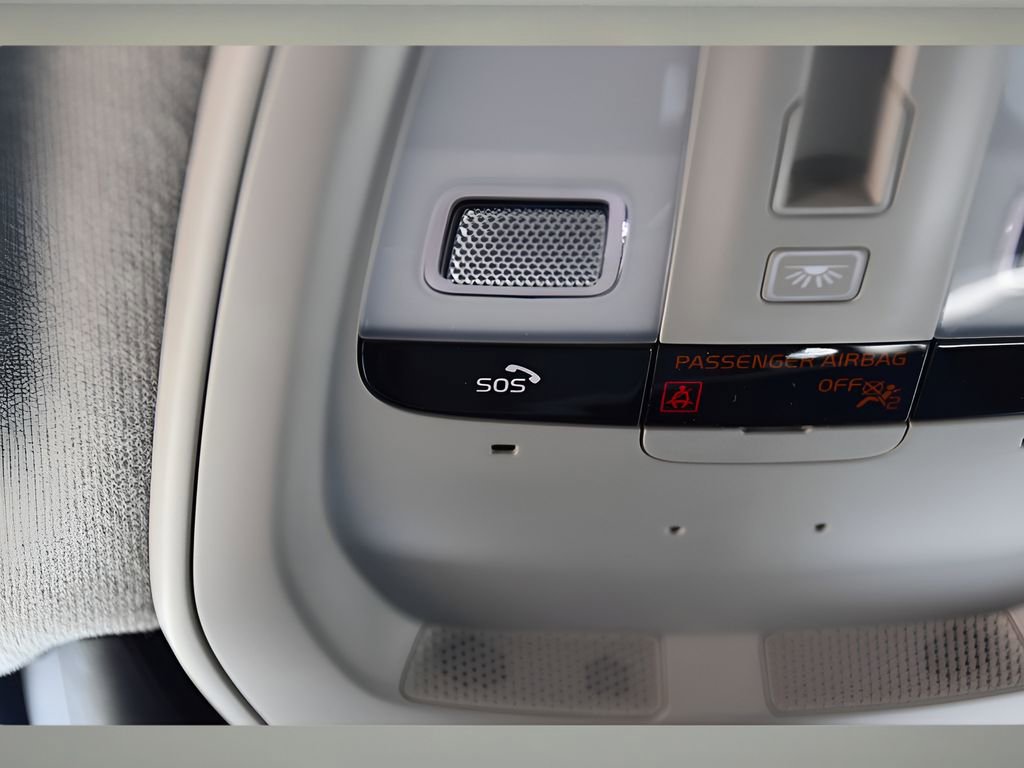 Used 2025 Volvo XC40 B5 Plus w/ Protection Package Premier image 31