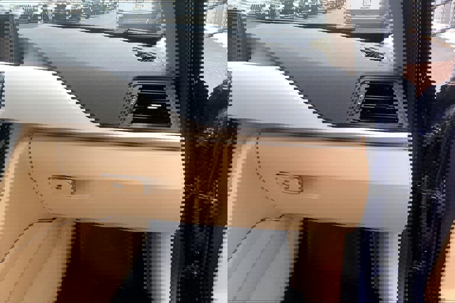 Used 2016 BMW 320i Sedan image 18