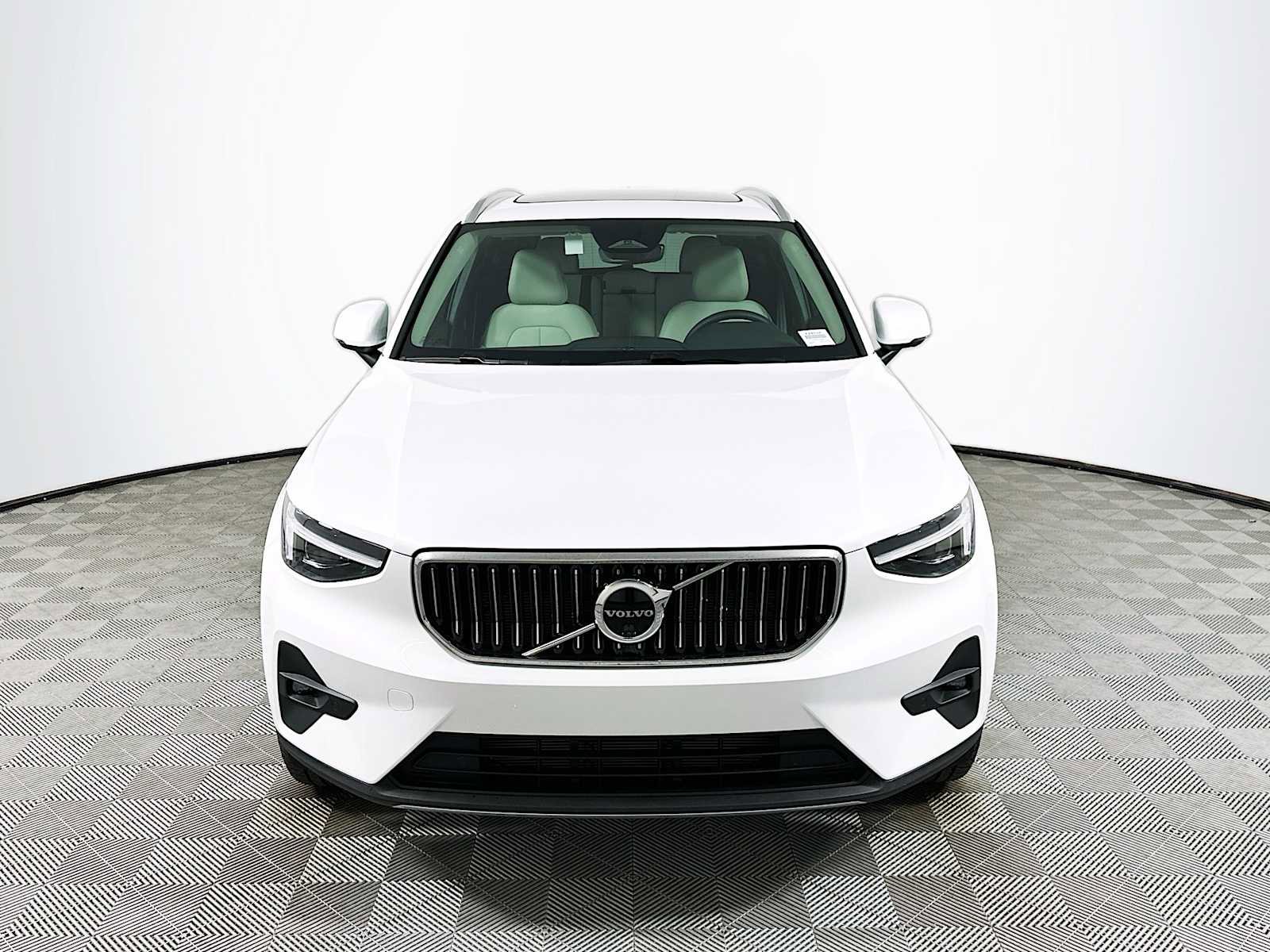 Used 2025 Volvo XC40 B5 Plus w/ Protection Package Premier image 2
