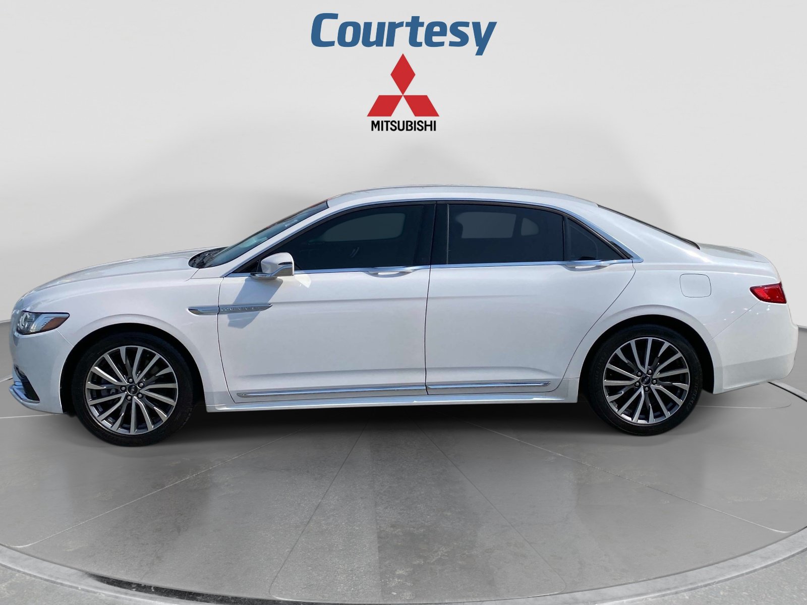 Used 2017 Lincoln Continental Select FWD image 2
