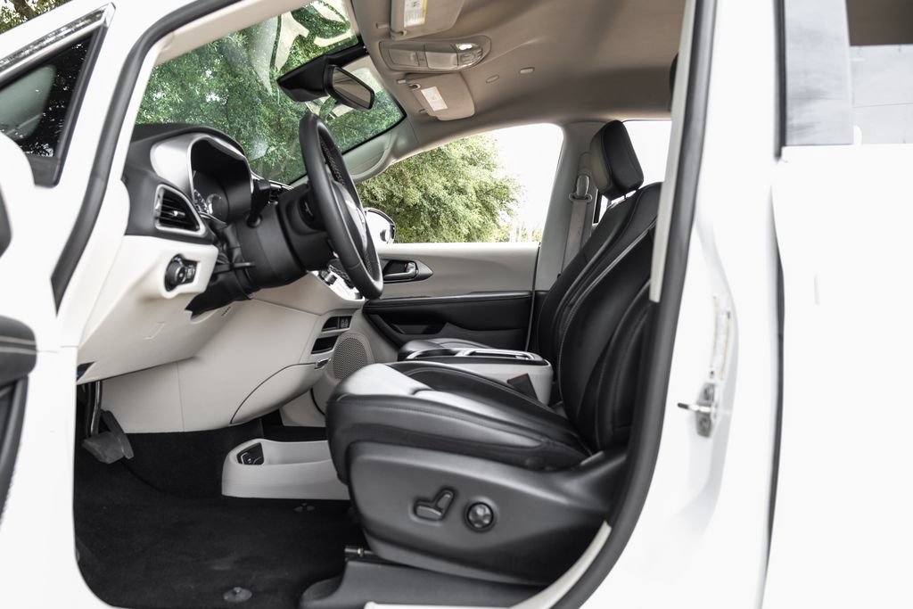 Used 2024 Chrysler Pacifica Touring-L FWD image 44