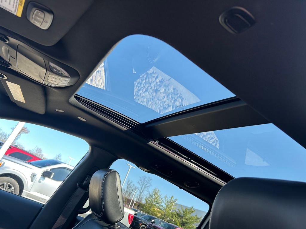 Certified 2025 Chrysler Pacifica Limited image 23