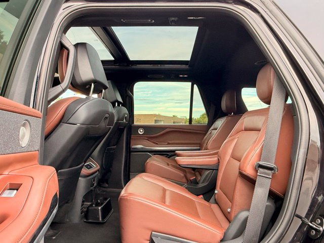 Used 2025 Lincoln Navigator Reserve AWD/4WD image 16