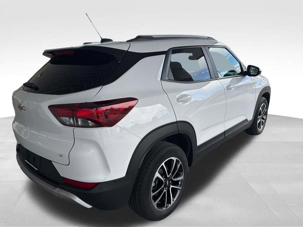 Used 2025 Chevrolet TrailBlazer LT w/ Driver Confidence Package image 5