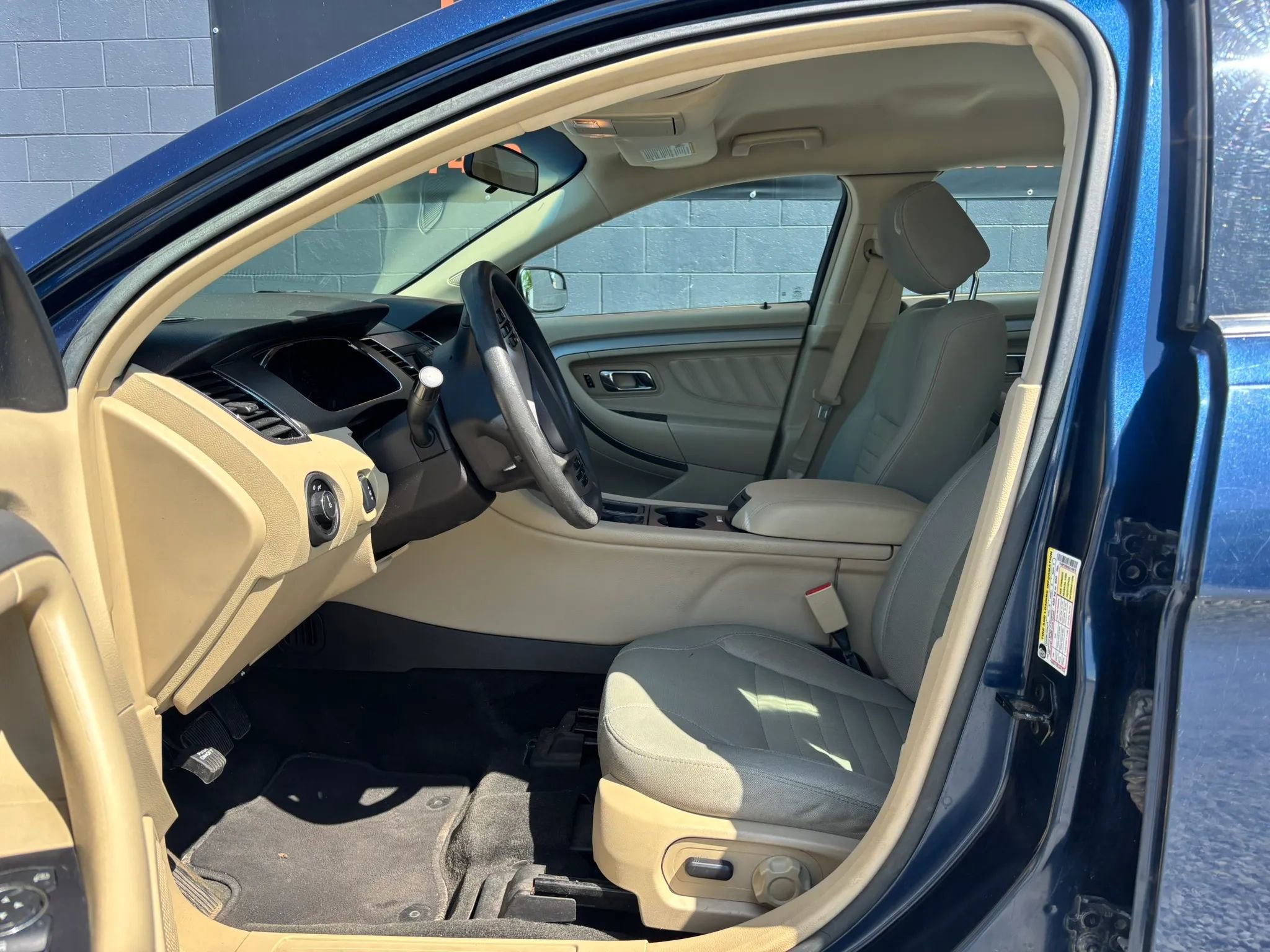 Used 2016 Ford Taurus SE FWD image 19