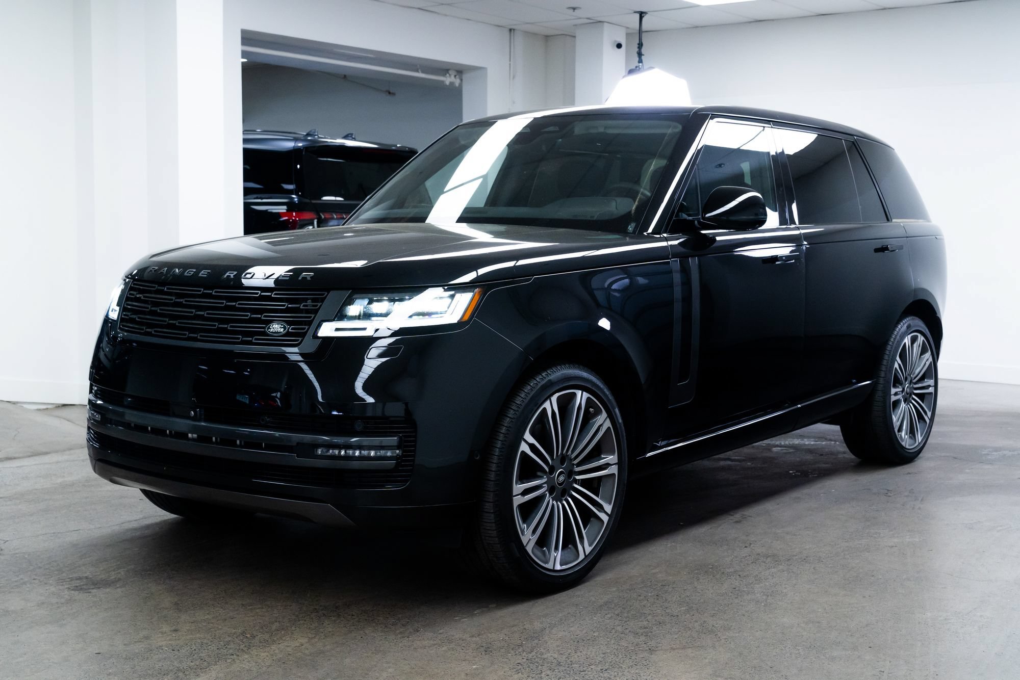 Used 2025 Land Rover Range Rover Long Wheelbase SE AWD/4WD image 3