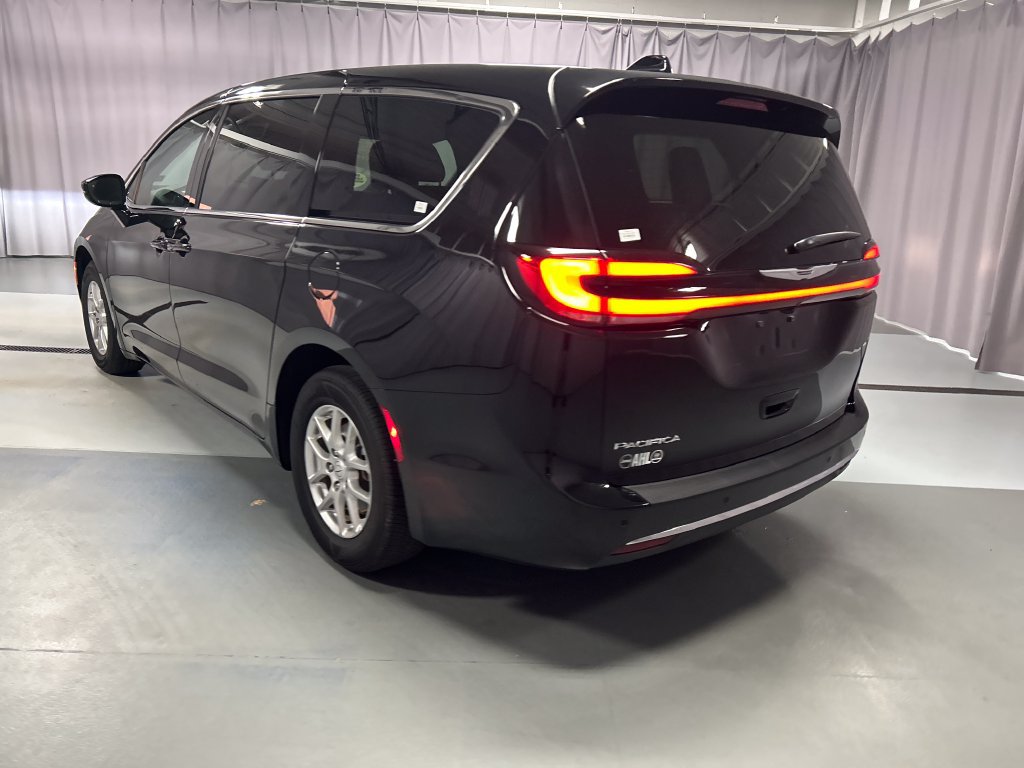 Used 2026 Chrysler Pacifica Select FWD image 5
