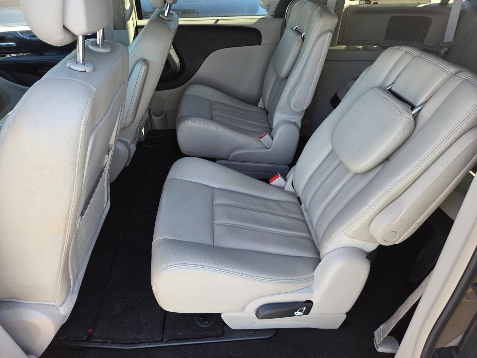 Used 2014 Chrysler Town & Country Touring w/ Driver Convenience Group FWD image 9