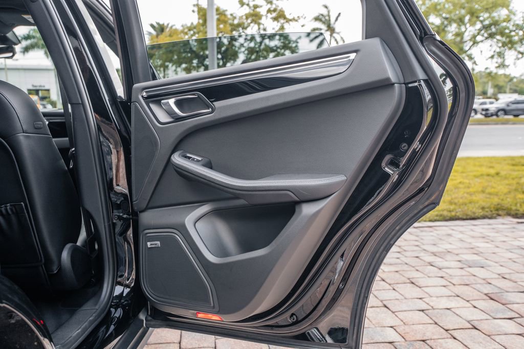 Used 2022 Porsche Macan image 37