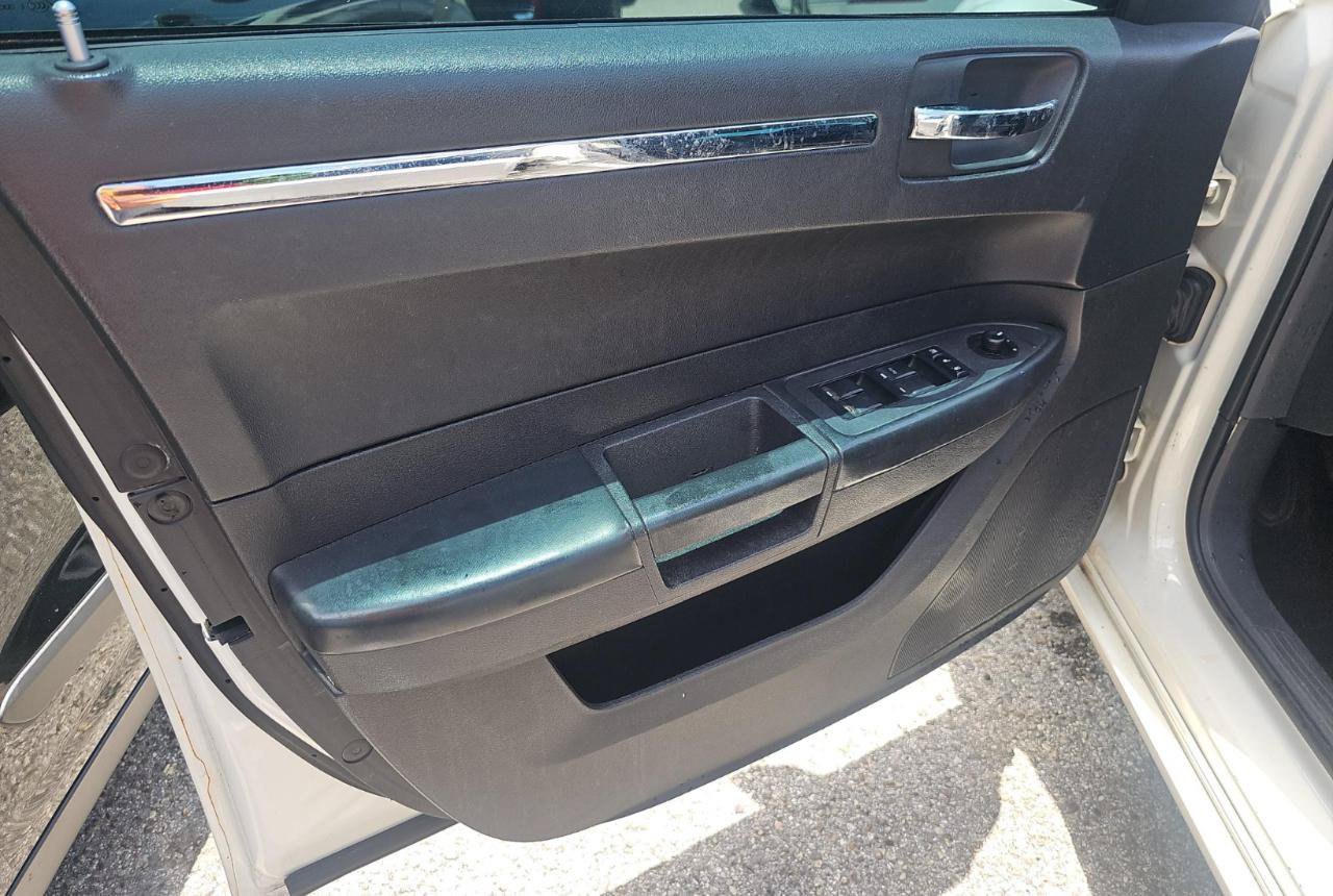 Used 2010 Chrysler 300 Touring RWD image 10