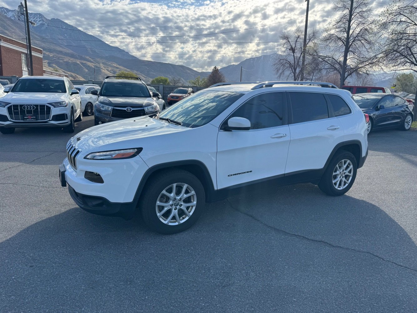 Used 2018 Jeep Cherokee Latitude Plus w/ Cold Weather Group image 1