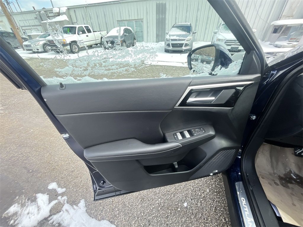 New 2025 Mitsubishi Outlander SE image 13