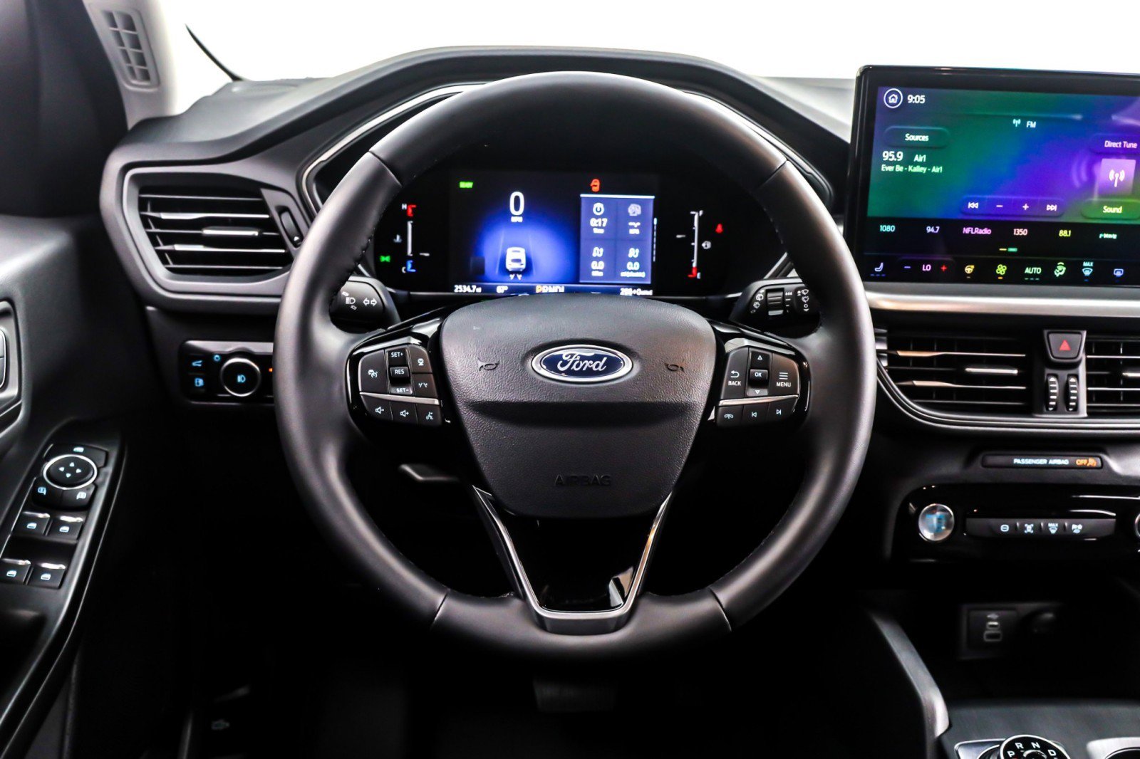 Used 2025 Ford Escape SE w/ Class II Trailer Tow Package image 18