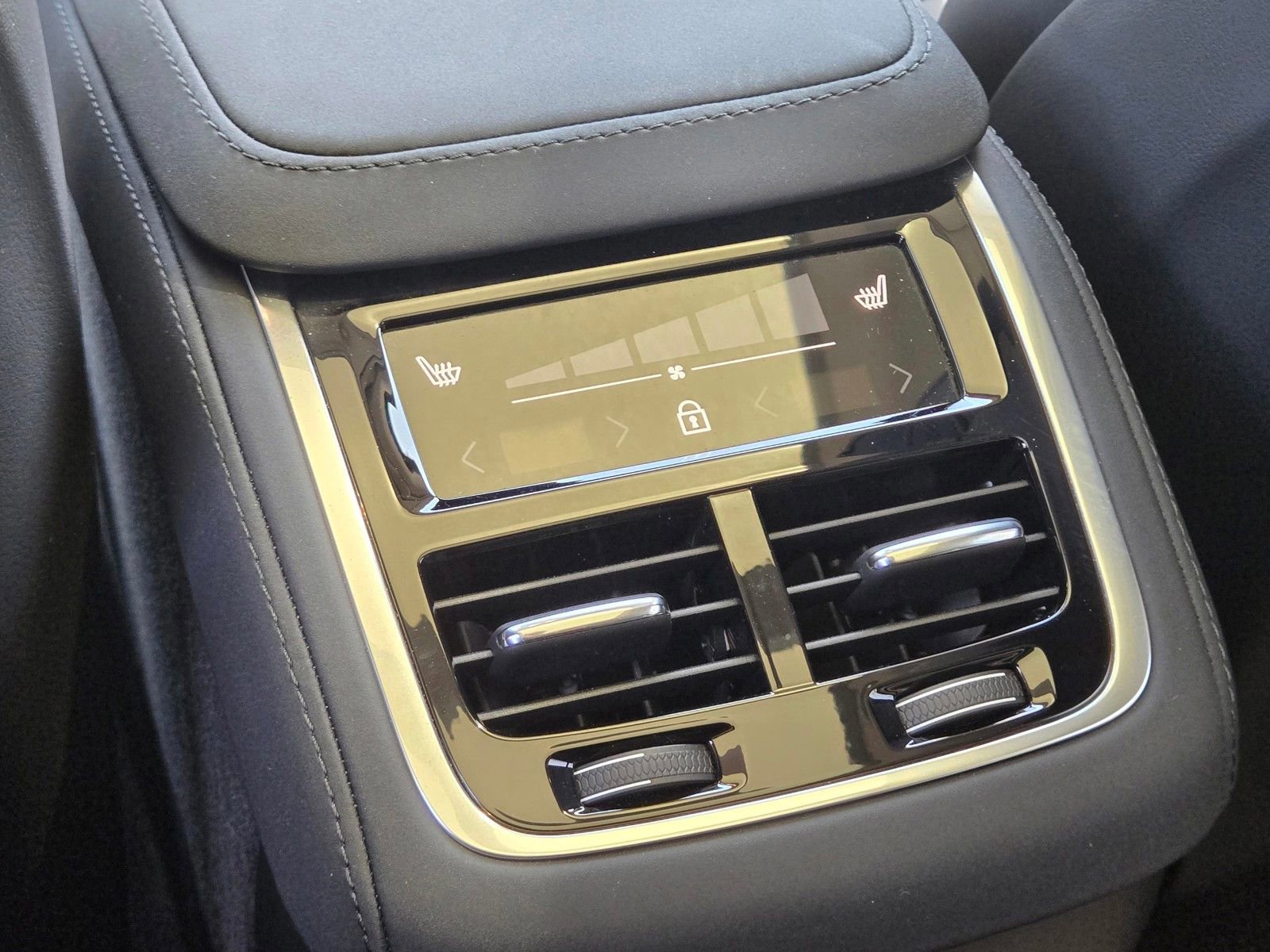 Certified 2025 Volvo XC90 B6 Plus AWD/4WD image 20
