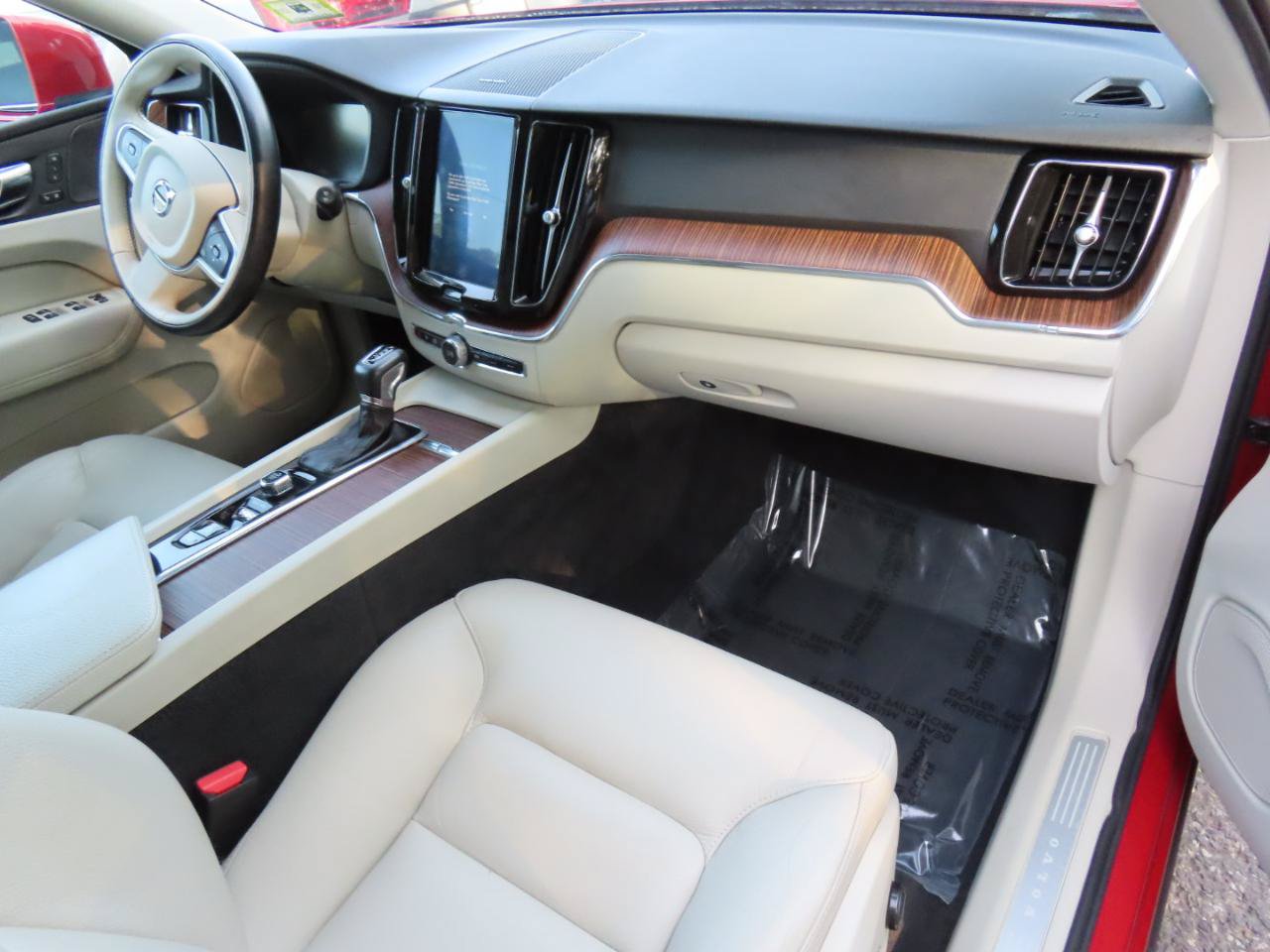 Used 2019 Volvo XC60 T6 Momentum w/ Multimedia Package AWD/4WD image 17