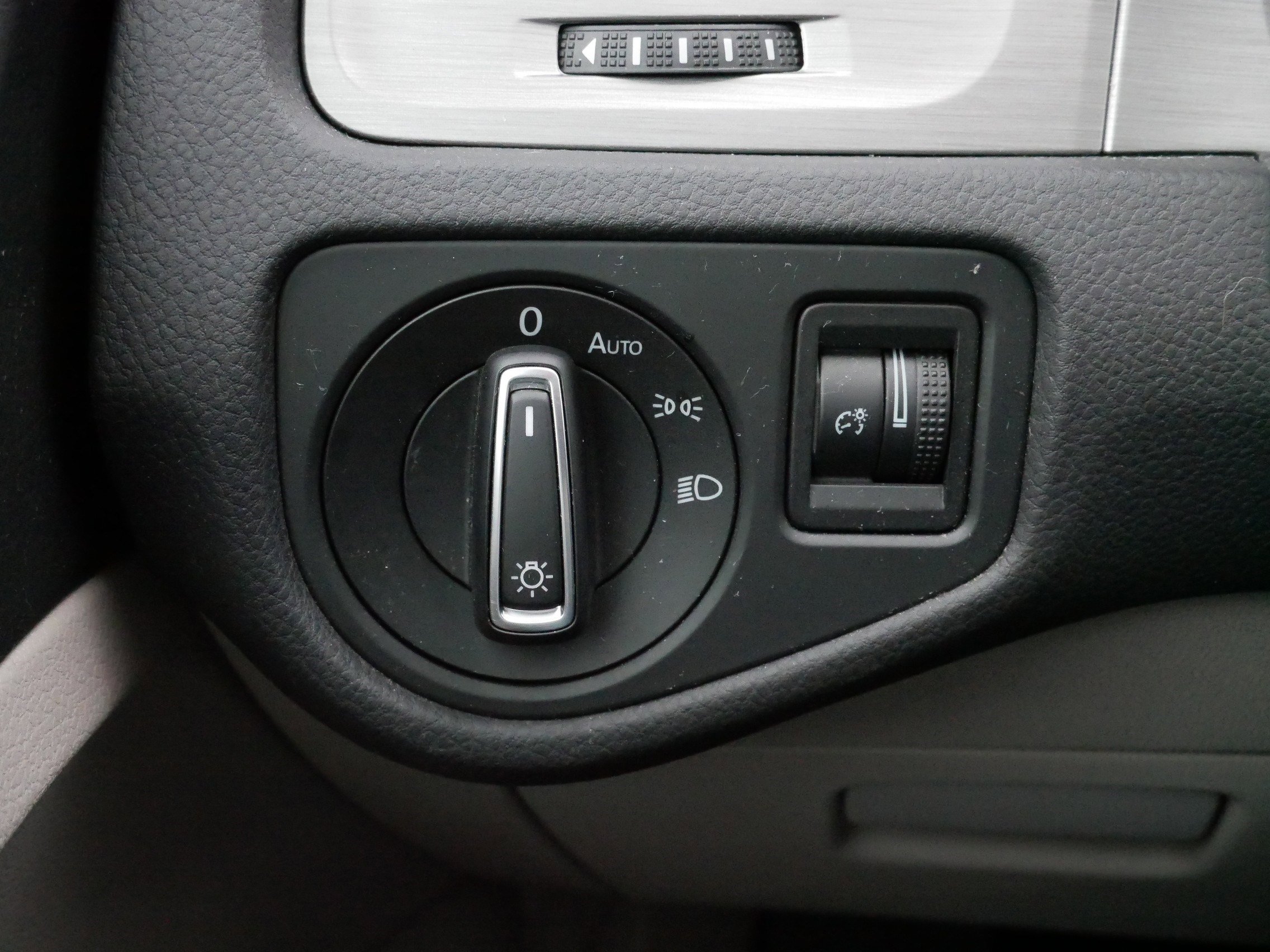 Used 2017 Volkswagen Golf Wolfsburg Edition image 27