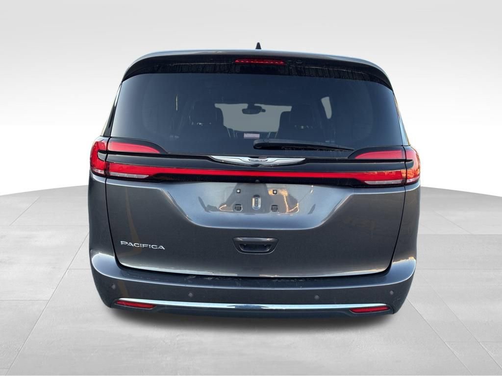 Used 2023 Chrysler Pacifica Touring-L image 4