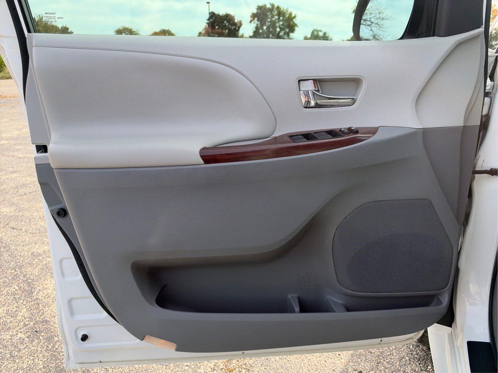Used 2014 Toyota Sienna XLE FWD image 19