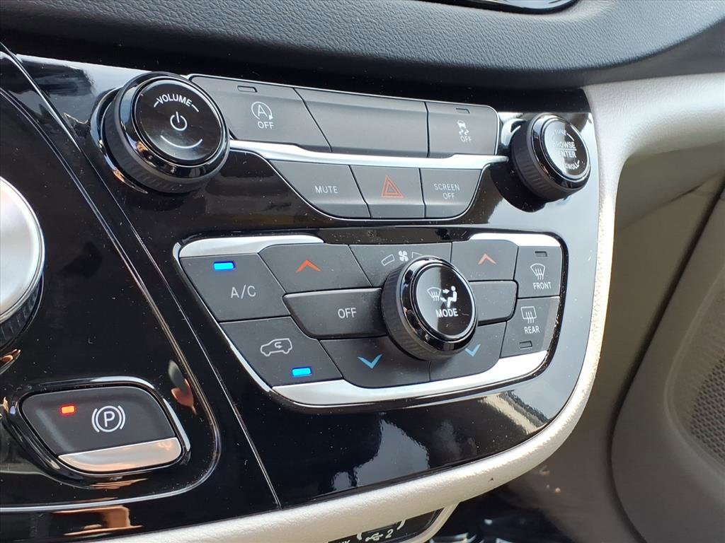 Used 2023 Chrysler Voyager LX image 14