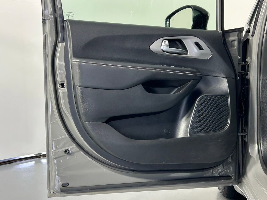 Used 2025 Chrysler Pacifica Select FWD image 32