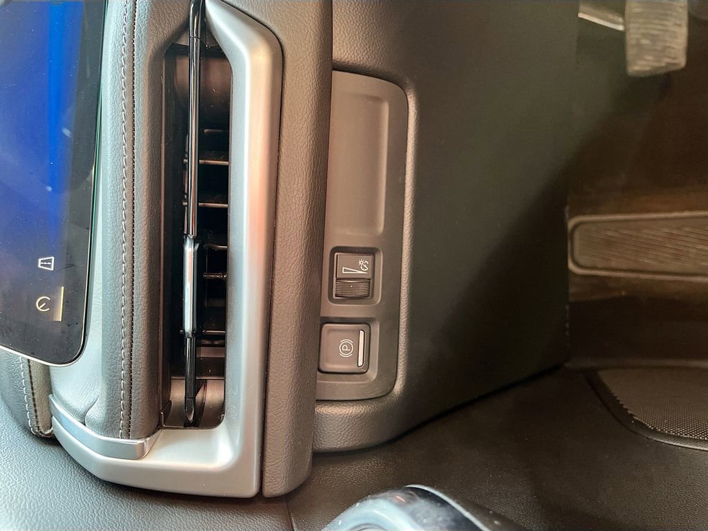 Used 2024 Cadillac XT4 Premium Luxury w/ Cold Weather Package FWD image 10