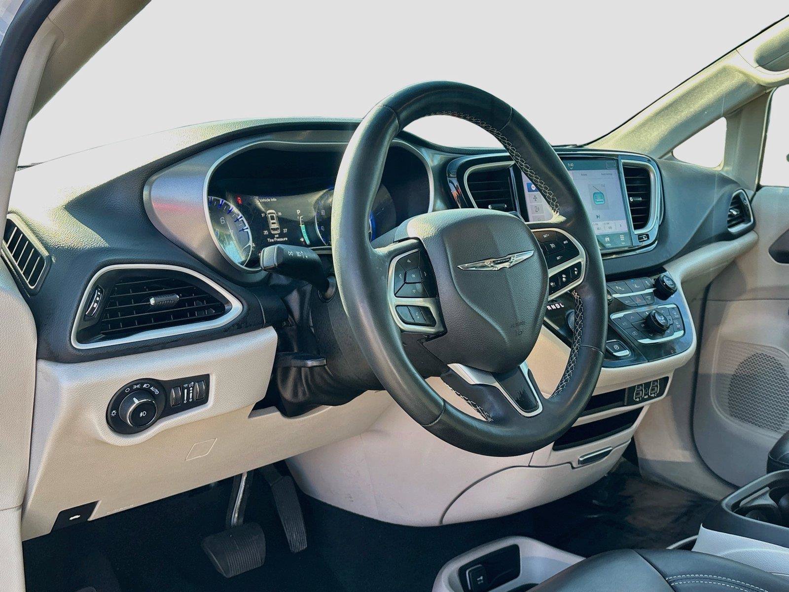 Used 2023 Chrysler Pacifica Touring-L FWD image 9