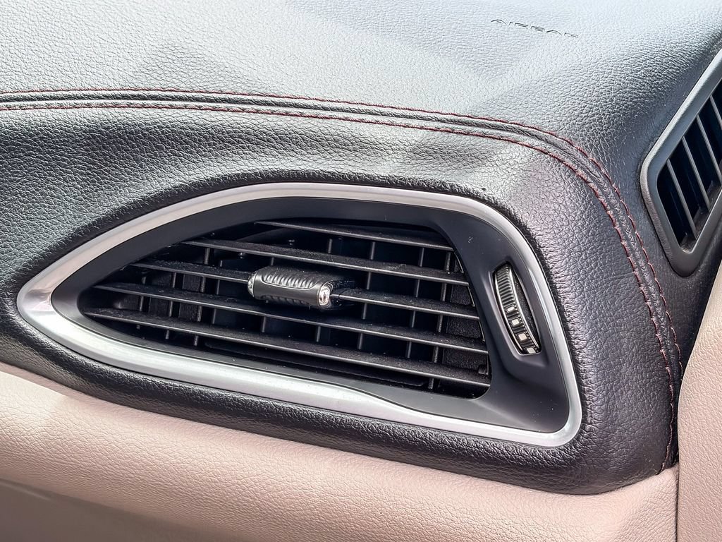 Used 2017 Chrysler Pacifica Limited w/ UConnect Theater Package FWD image 39