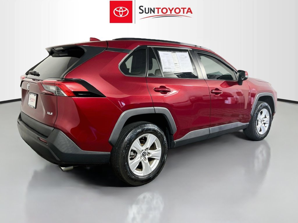 Used 2021 Toyota RAV4 XLE w/ Convenience Package FWD image 3