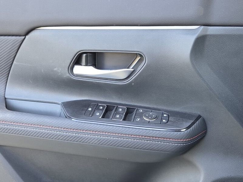 Used 2025 Nissan Kicks SR image 28