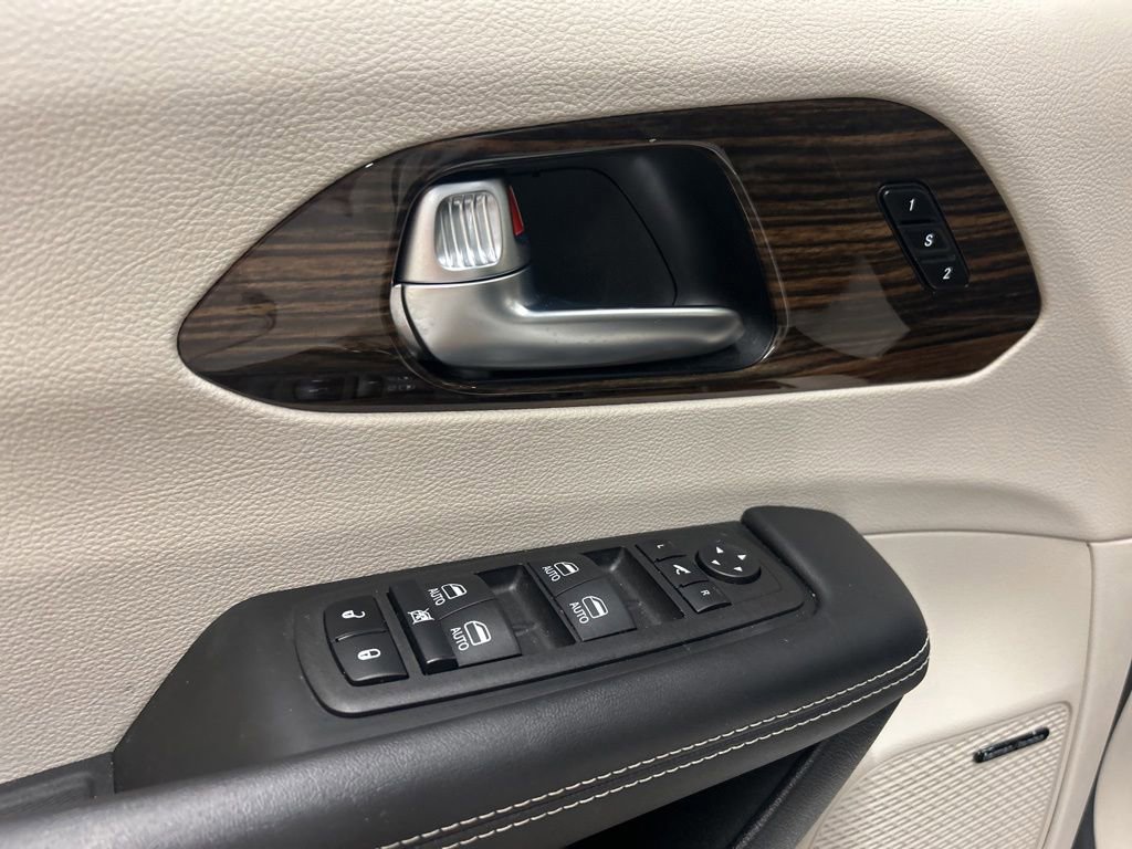 Used 2024 Chrysler Pacifica Limited w/ Uconnect Theater Family Group FWD image 26