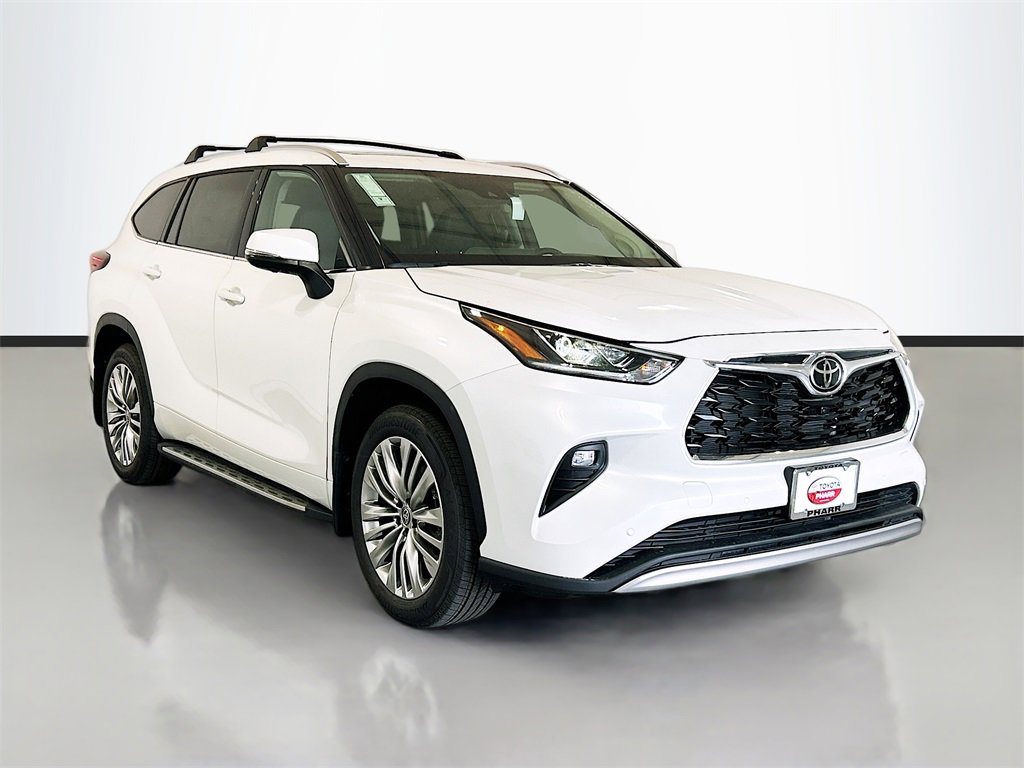 New 2025 Toyota Highlander Platinum image 3