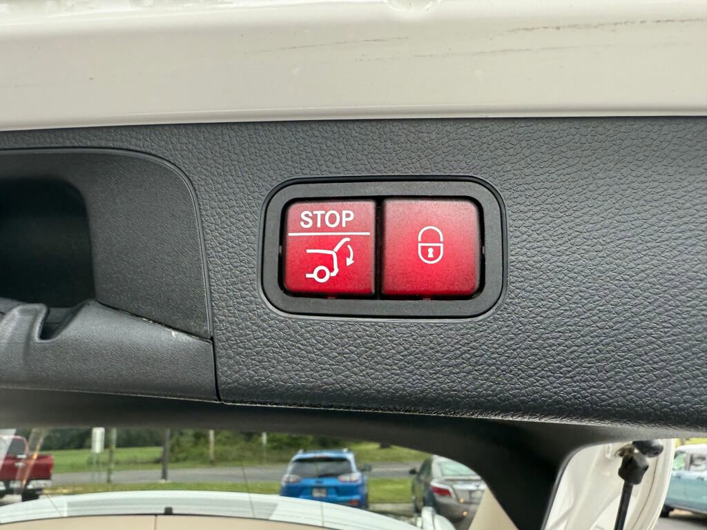 Used 2019 Mercedes-Benz GLC 300 4MATIC image 32