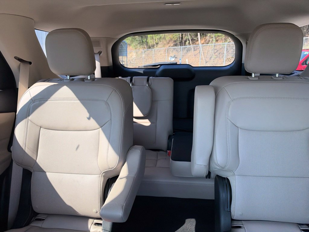 Used 2023 Ford Explorer Limited w/ Limited Technology Package RWD image 18