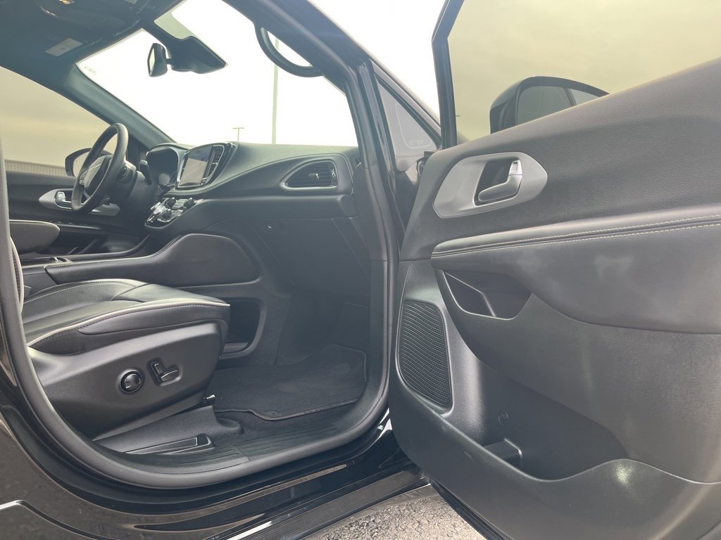 Used 2025 Chrysler Pacifica Limited image 18