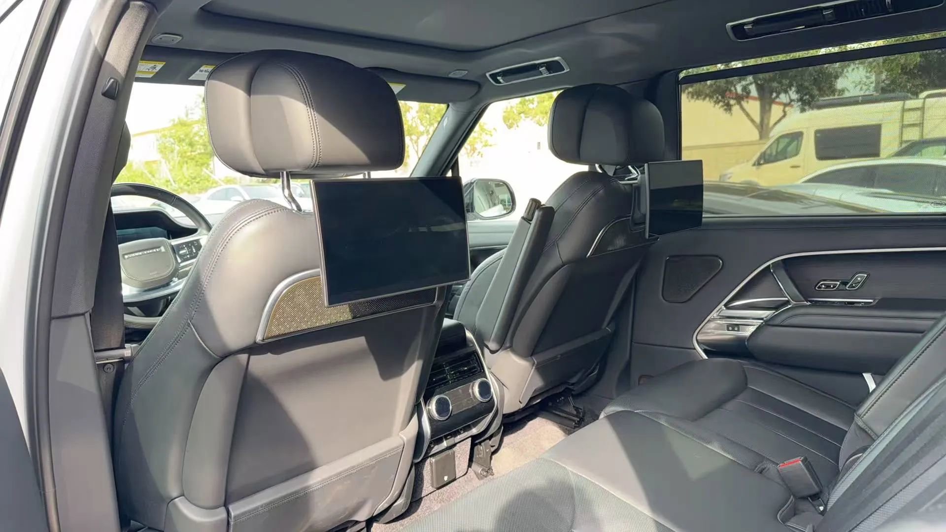 Used 2024 Land Rover Range Rover Long Wheelbase Autobiography image 7