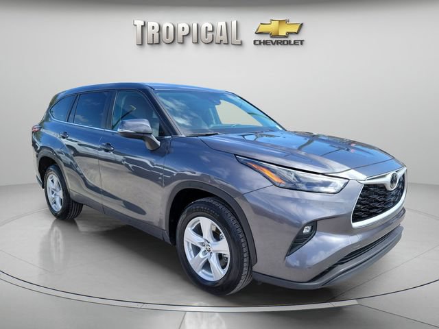 Used 2024 Toyota Highlander LE FWD image 4