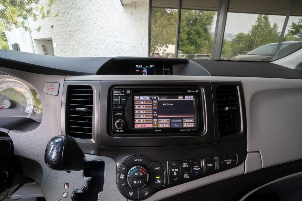Used 2014 Toyota Sienna SE FWD image 12