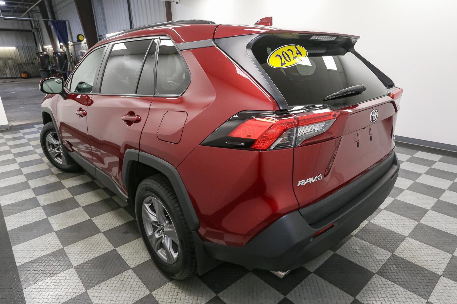 Used 2024 Toyota RAV4 XLE w/ Convenience Package image 9