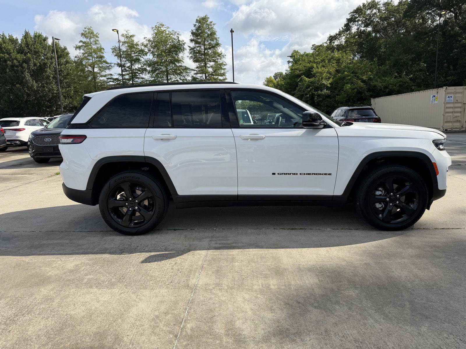 Used 2024 Jeep Grand Cherokee Limited w/ Black Appearance Package RWD image 27