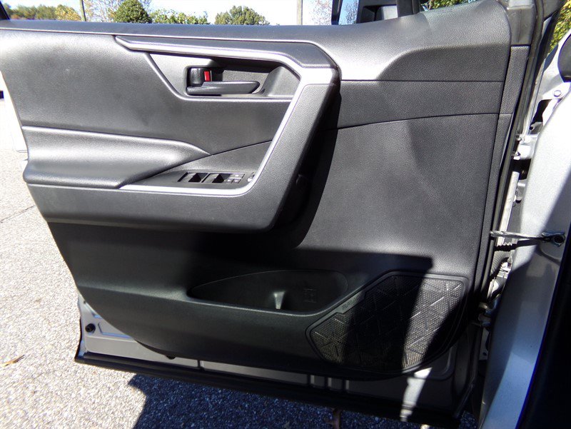 Used 2021 Toyota RAV4 LE AWD/4WD image 39