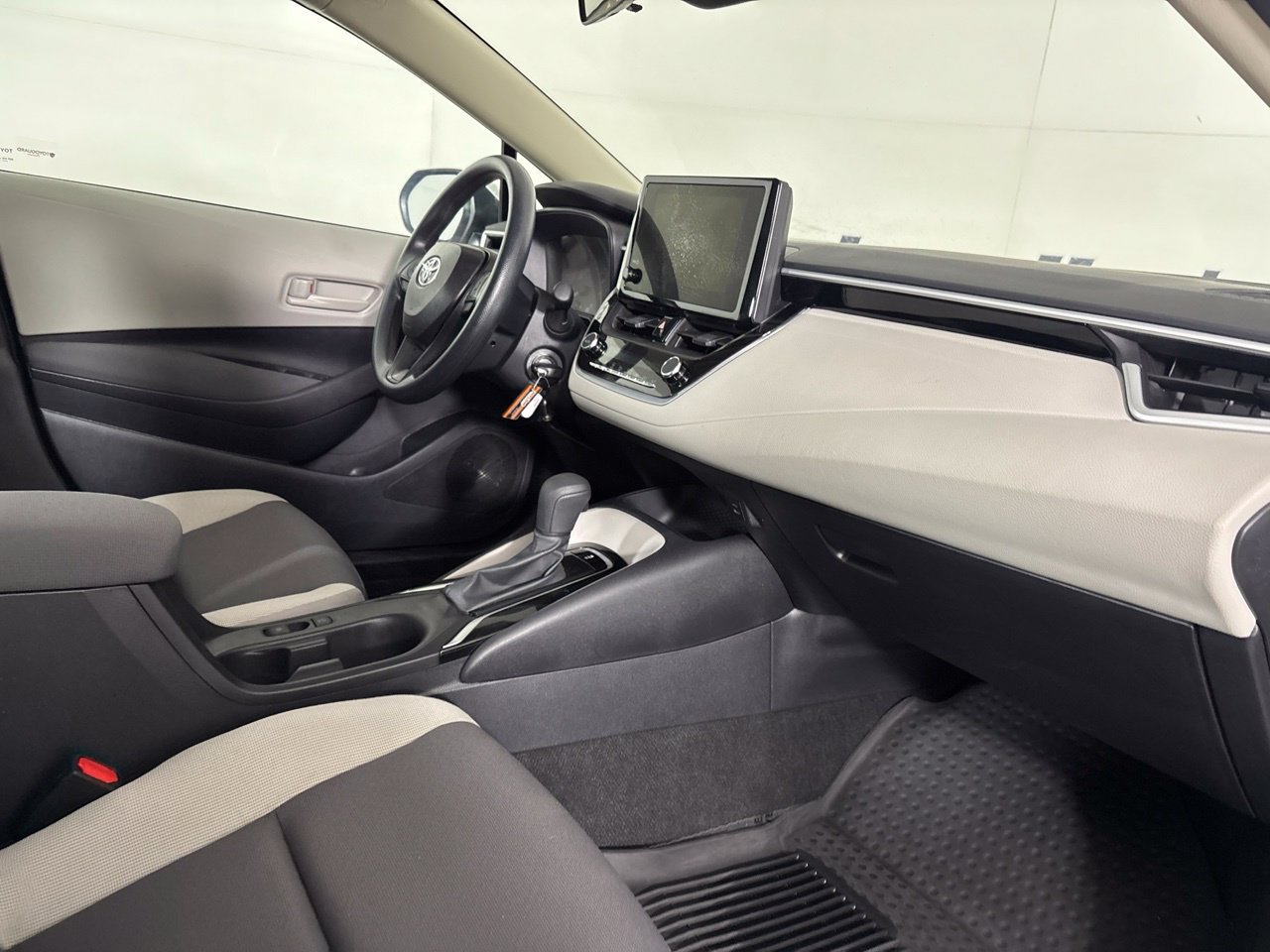 Used 2025 Toyota Corolla LE FWD image 31