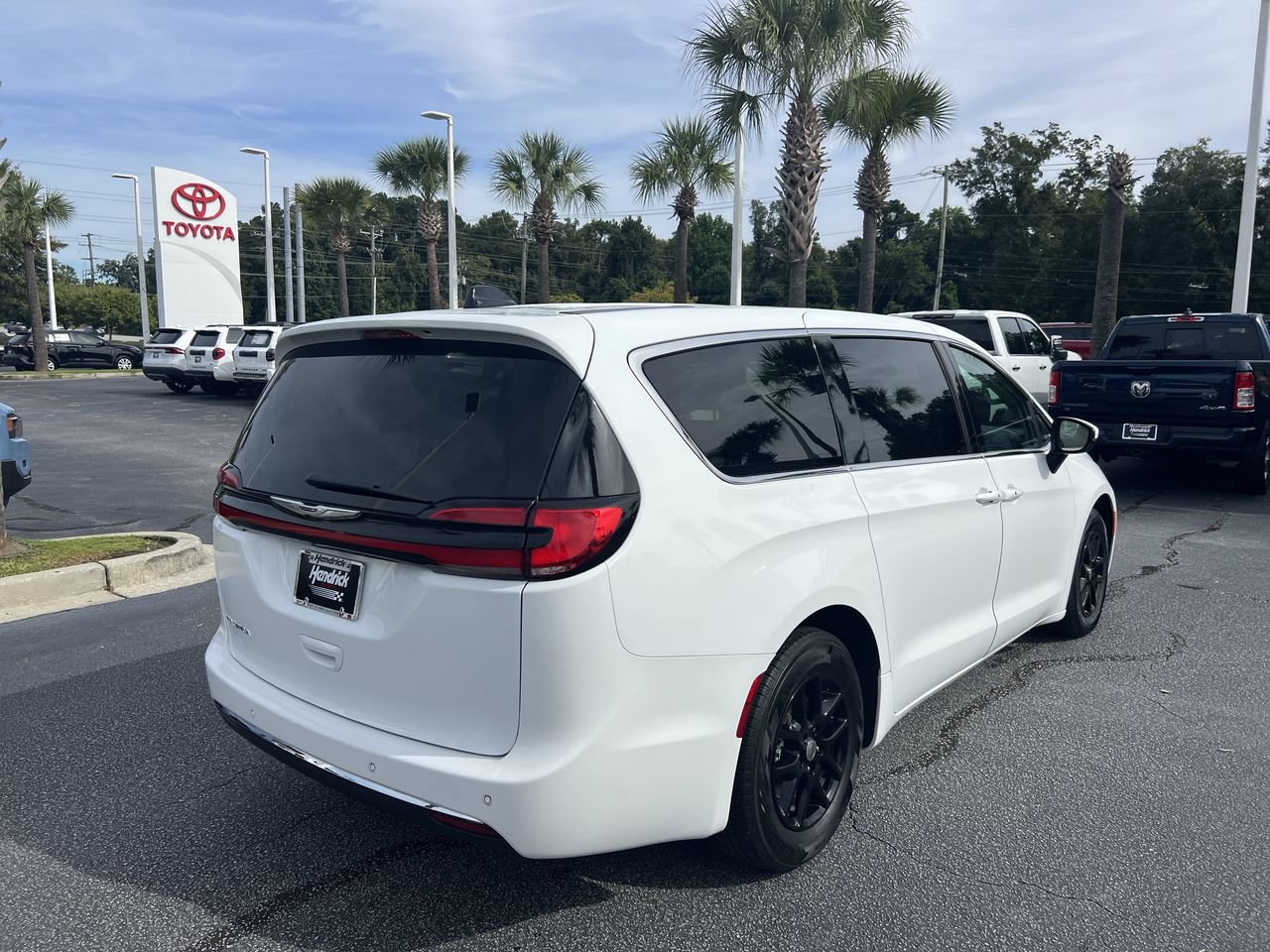 Used 2023 Chrysler Pacifica Touring-L FWD image 10